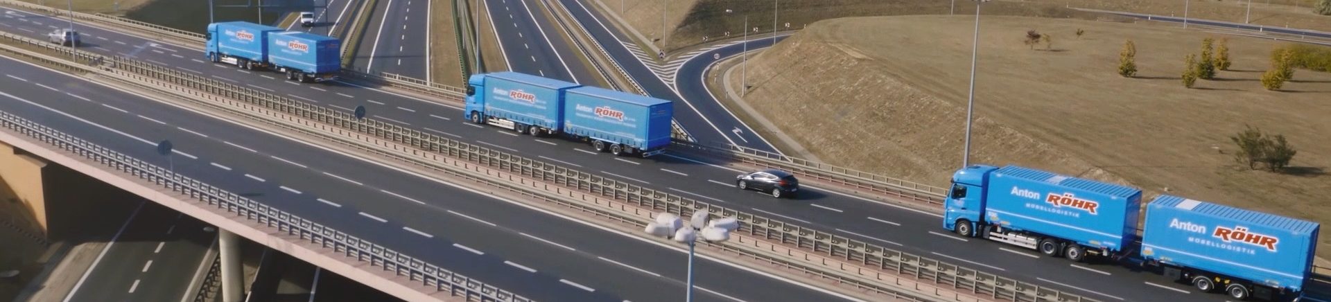 Eine Kolonne von drei Roehr-Lkws unterwegs auf einer polnischen Autobahn.